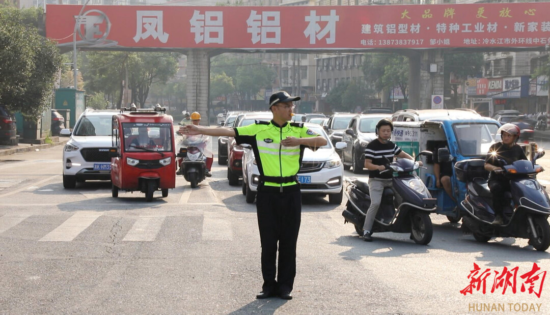 冷水江市：高温下城市交通路网的“守护者”