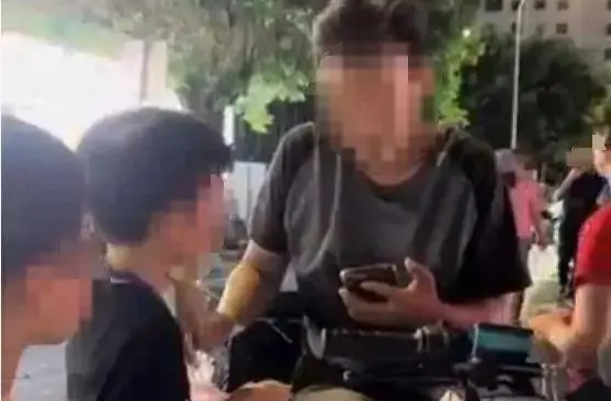 “跑樓小孩”代送外賣被叫停，帶來(lái)什么思考？