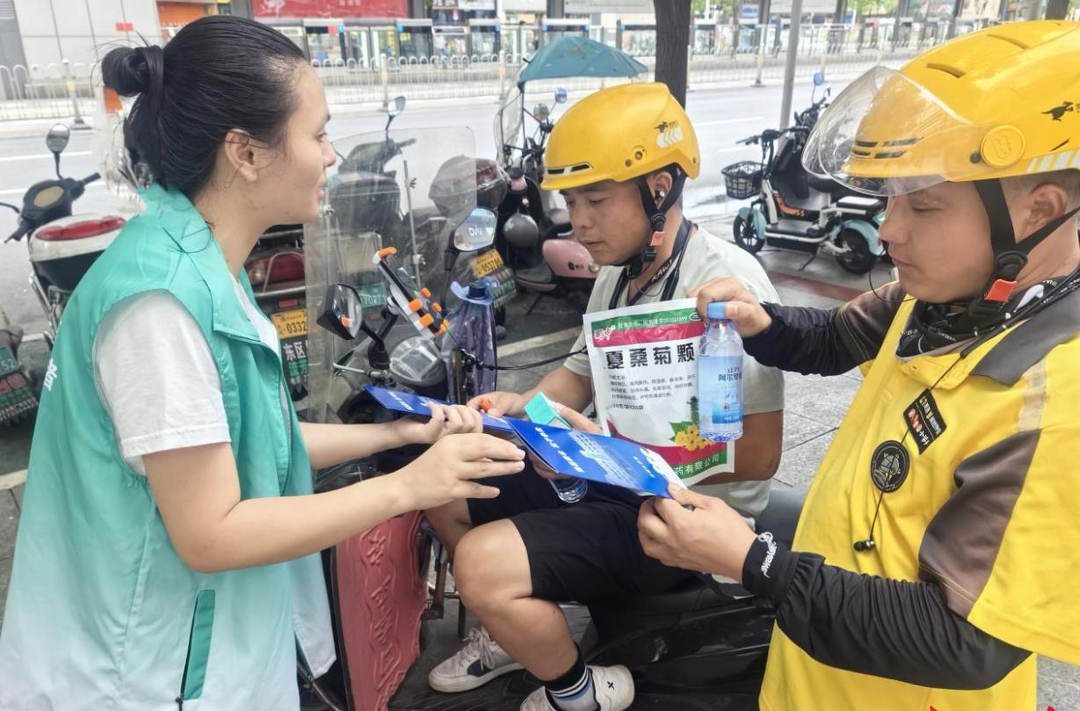 荷塘区金山街道流芳社区：烈日下的“清凉”速递