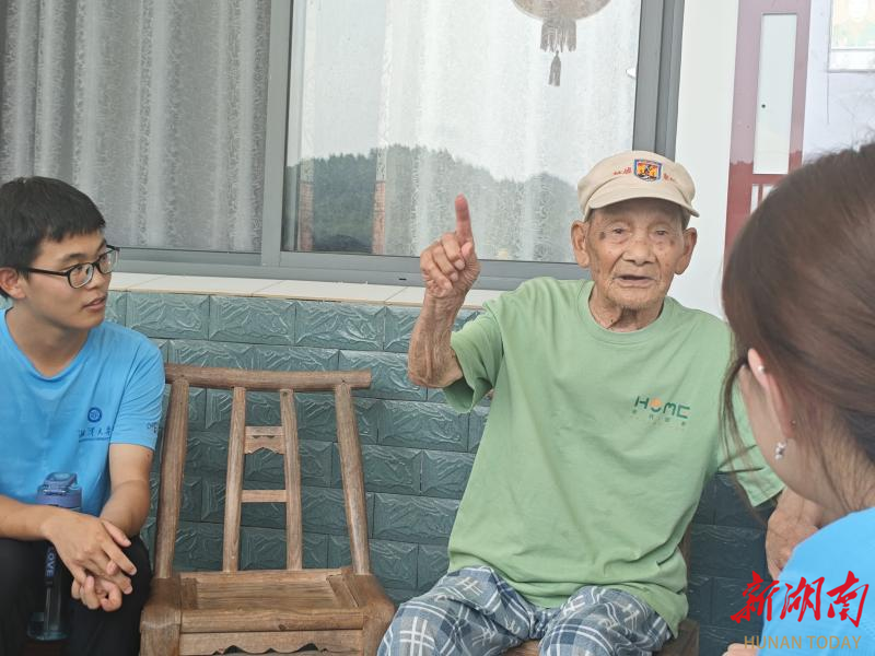湘大青年學(xué)子與抗戰(zhàn)老兵共話紅色記憶