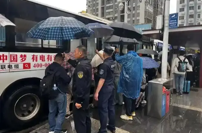 湖南日报看郴州丨强降雨影响京广铁路，郴州紧急转运7500余名滞留旅客