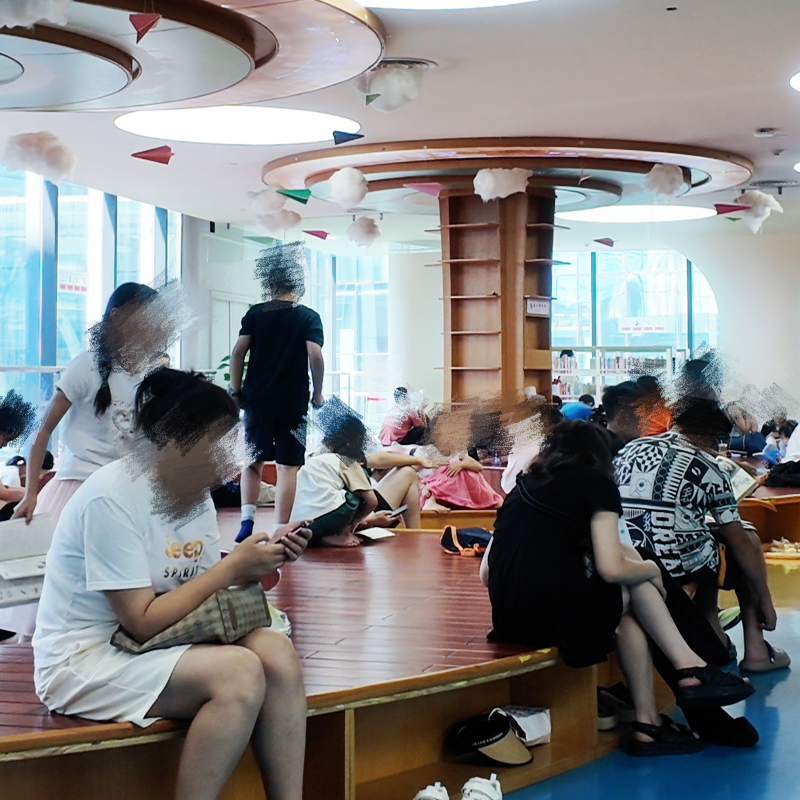 图书馆“长满”小朋友：家长暑期“放娃”背后的育儿困境