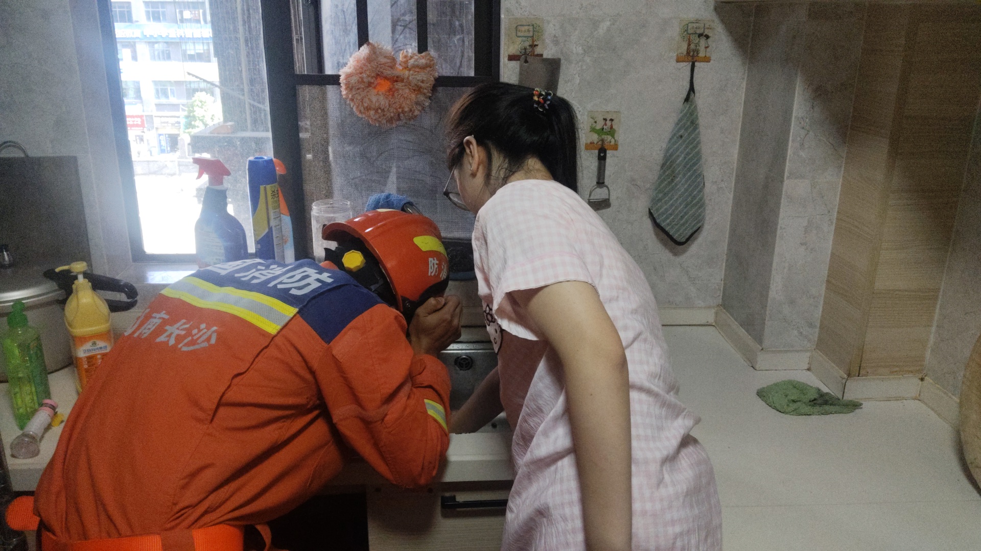 女子手指被卡洗碗槽內(nèi)，望城消防迅速救援