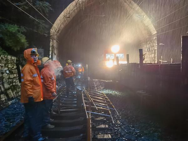 受暴雨影响的列车逐步恢复开行 铁路部门全力保障旅客出行