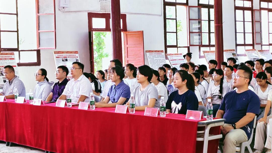 吉首大学“物语青年”为乡村学子绘就“七彩假期”