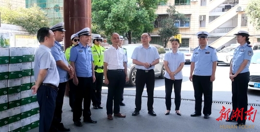 新化县总工会携手中国农业银行新化支行慰问交通民警
