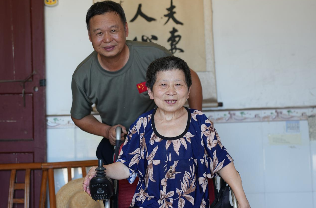 “好人”伉俪感动中国，公益福彩用爱“扶老”