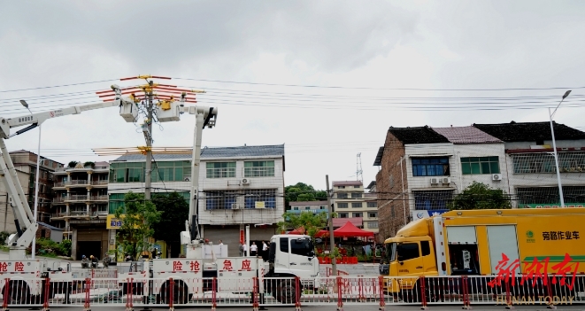 邵阳供电公司  旁路带电作业守护夏日清凉