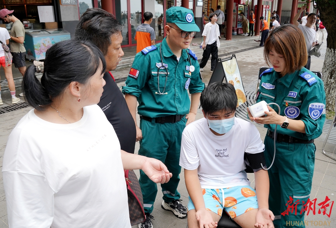 張家界千米高山游客突發(fā)不適 “旅游醫(yī)生”專業(yè)施救轉(zhuǎn)危為安
