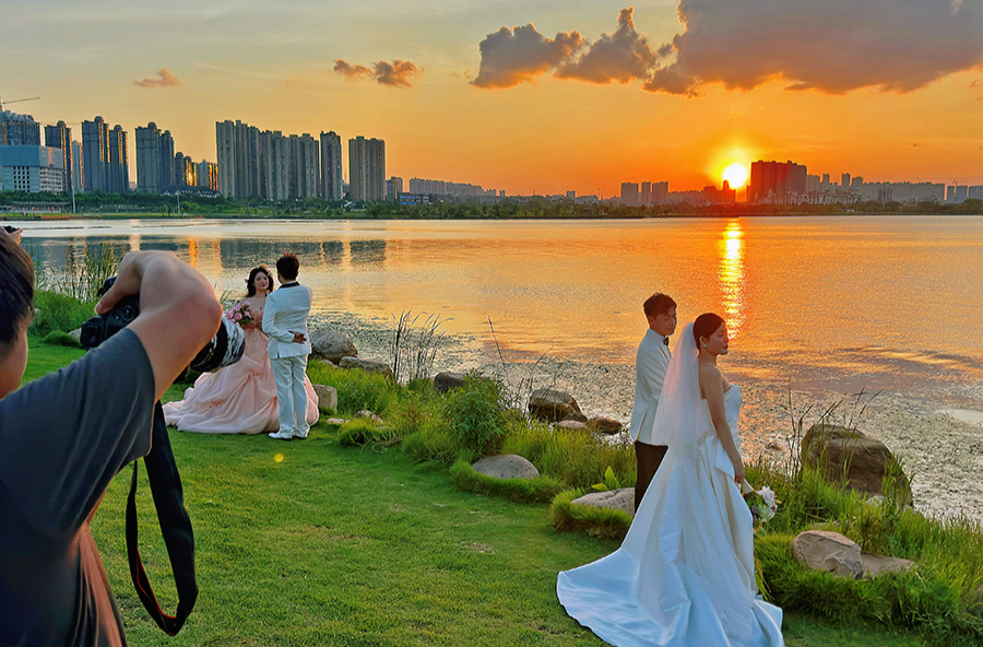 松雅湖的浪漫时刻：霞光与婚纱共舞