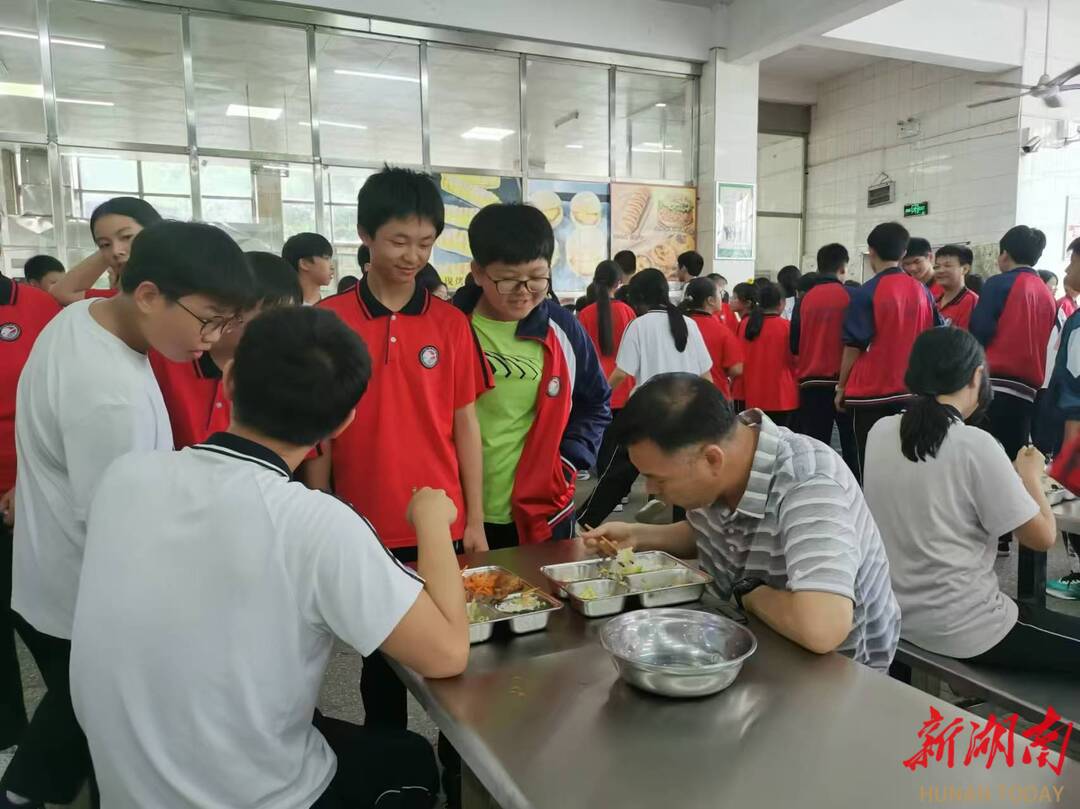 大數(shù)據(jù)給校園餐上“保險”     郴州“智慧食堂”：刷臉吃飯，安全看得見