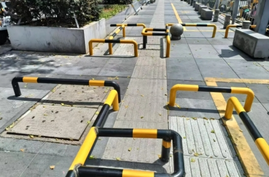 长沙一盲道被护栏分割成“迷宫”，街道：为人车分流安装，存在不足马上整改