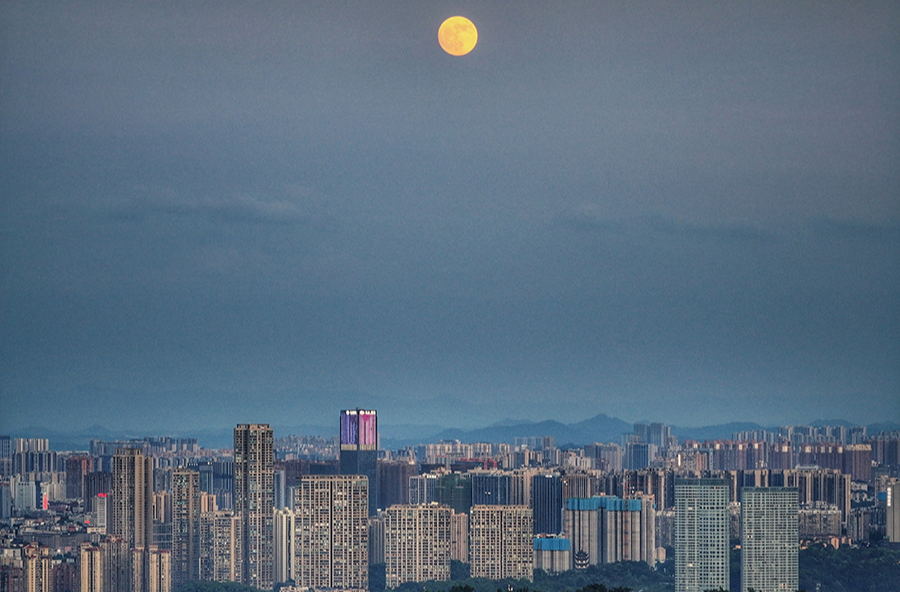 城市與月色的浪漫邂逅