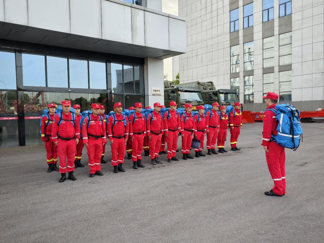 千里驰援！中国安能长沙基地精锐携重型装备急赴内蒙古抗洪一线