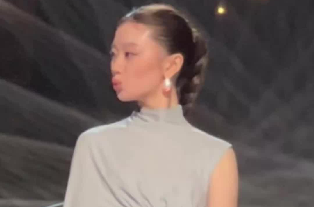 歌手决赛赛后采访单依纯坐立难安，找李佳薇诉苦“我想上厕所～”