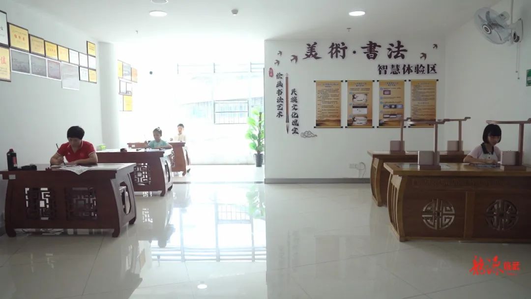 临武县图书馆智慧书画体验区引热潮