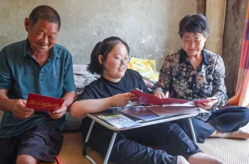 周末·故事丨爺爺6000多次彎腰背出了她的大學路 網(wǎng)友：眼睛酸酸的