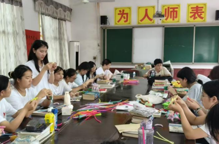 南華學(xué)子“三下鄉(xiāng)”：美育支教點(diǎn)亮鄉(xiāng)村童心