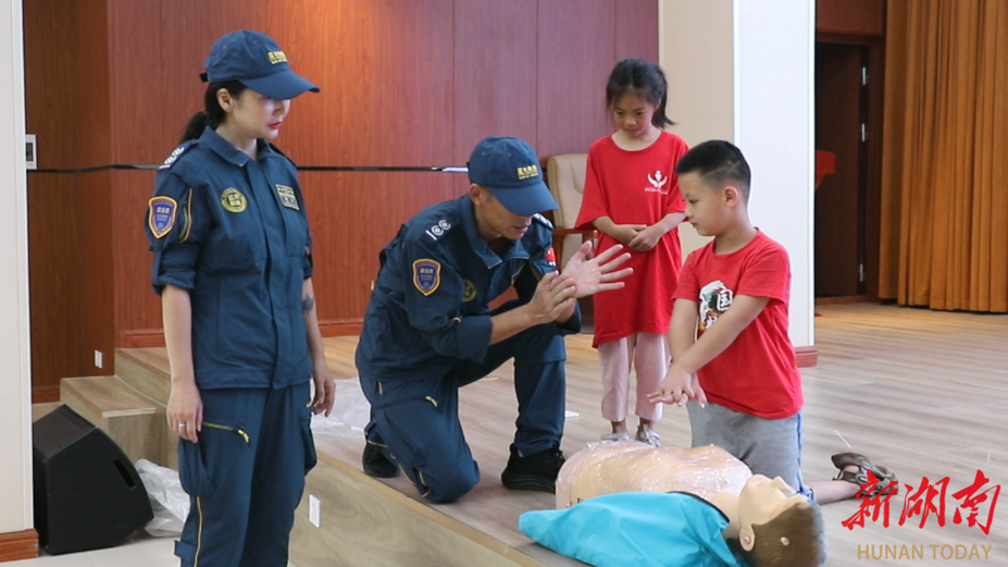 怀化开展青少年防溺水及生命救护实训活动 80名“社区安全守护小雷锋”结业