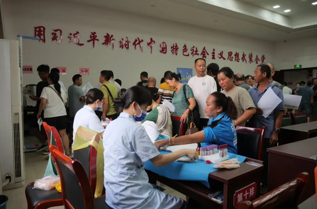 工會移動體檢車來啦，桑植縣為160余名新業(yè)態(tài)勞動者免費體檢