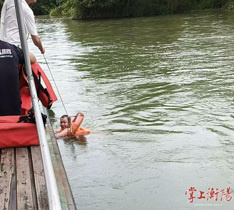 耒阳村民游泳时突发溺水，渡工驾船及时施救