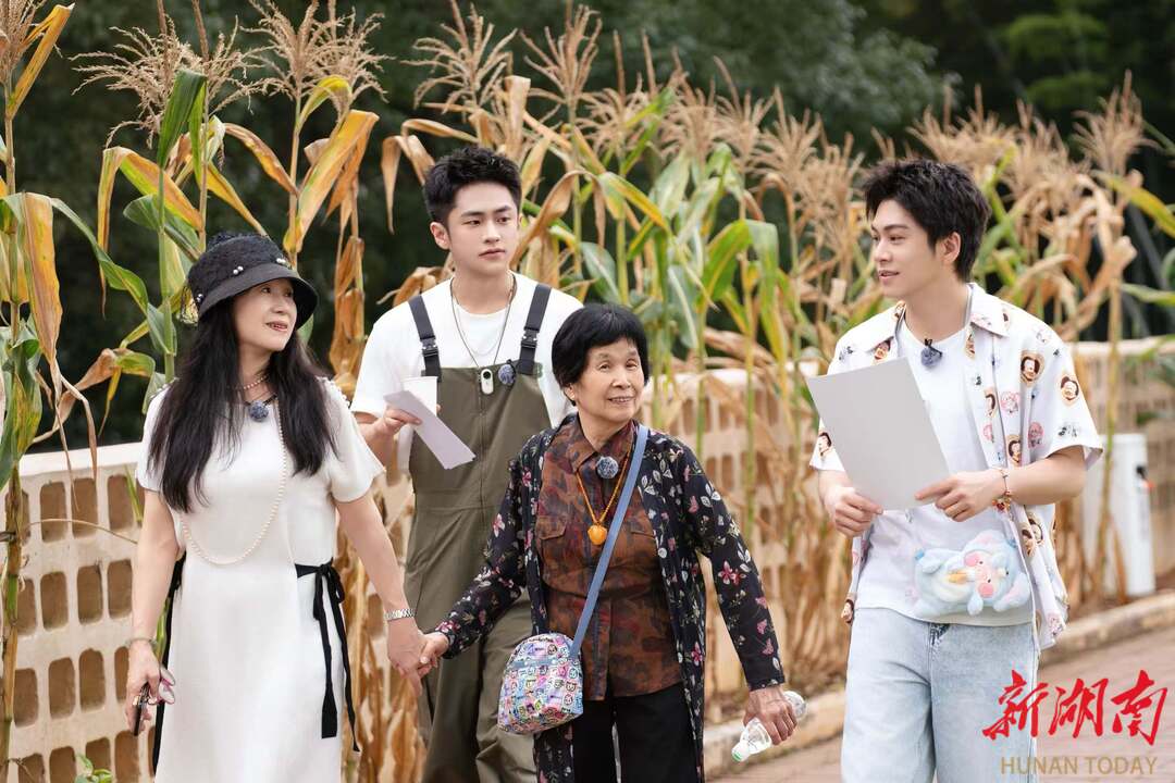 看武艺一家在旅途中解锁家庭欢乐密码