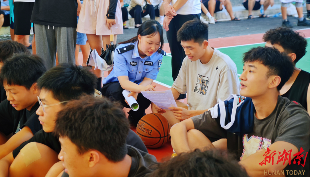 永順縣石堤鎮(zhèn)平安宣傳到球場(chǎng)