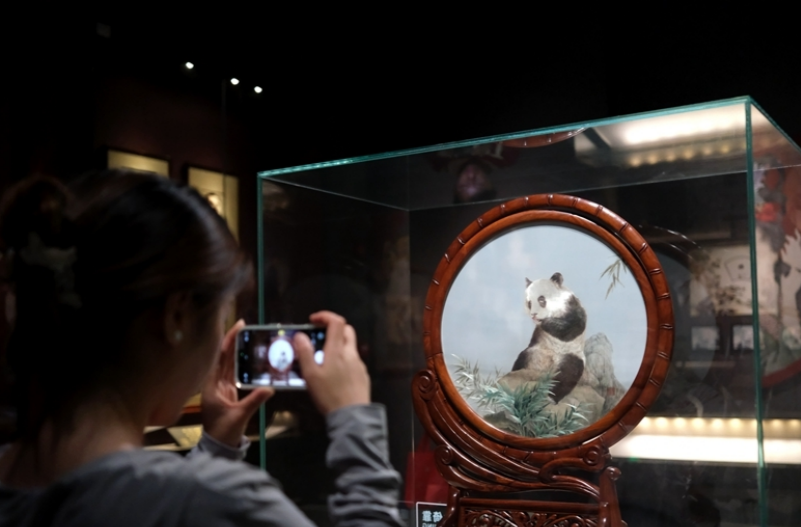 People Visit Hunan Embroidery Museum