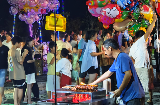 图片新闻│“周周乐”激活通道小镇夜生活