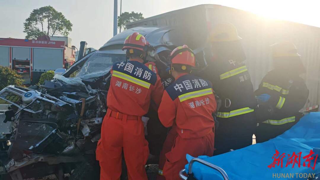 車禍后司機(jī)昏迷被困，望城消防緊急救援