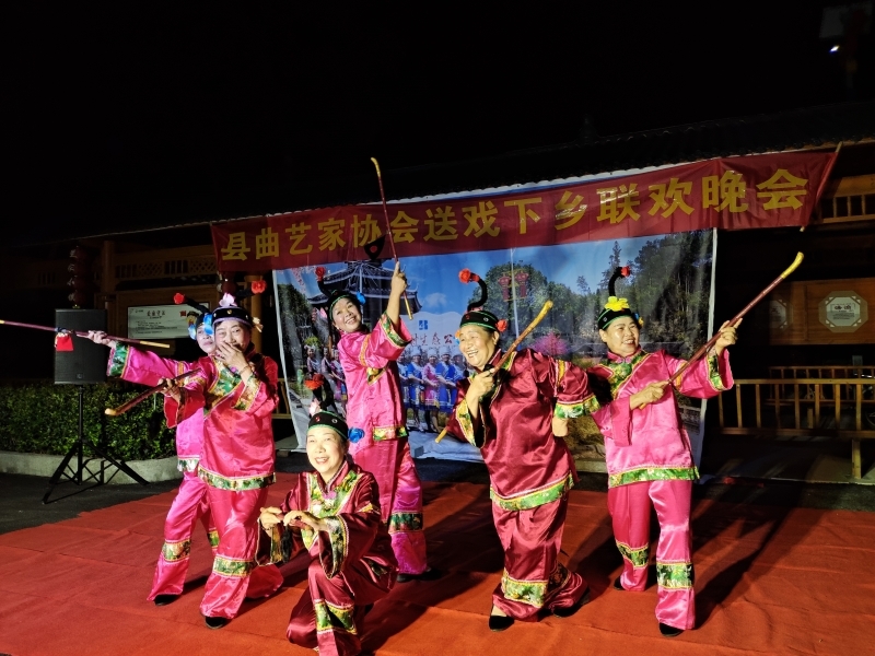 綏寧曲藝家協(xié)會(huì)送戲下鄉(xiāng)，點(diǎn)燃蘭家村初秋熱情