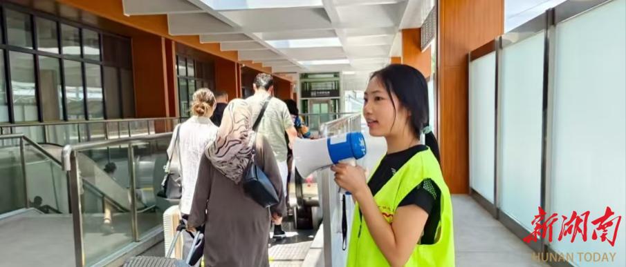 凤凰：古城高铁站活跃着一批“荧光绿”志愿者