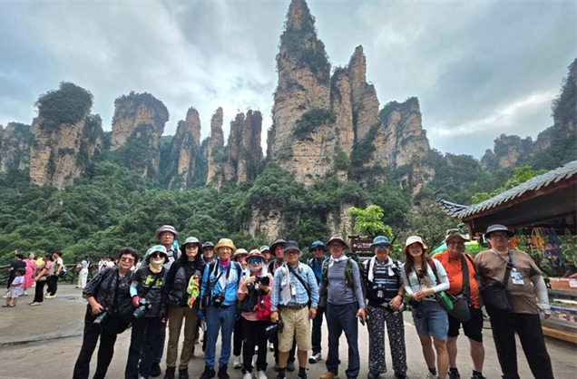 South Korean Photographers Tour Wulingyuan, Zhangjiajie