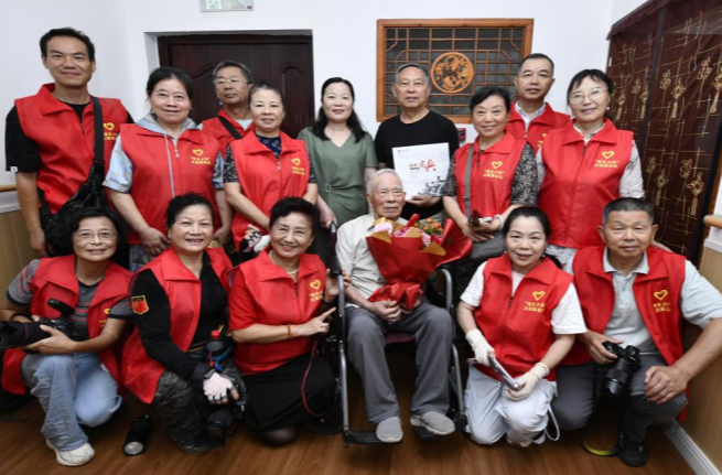 我家的抗戰(zhàn)故事 | 99歲老兵賀明?。阂幻秳渍拢簧鷤髌? border=