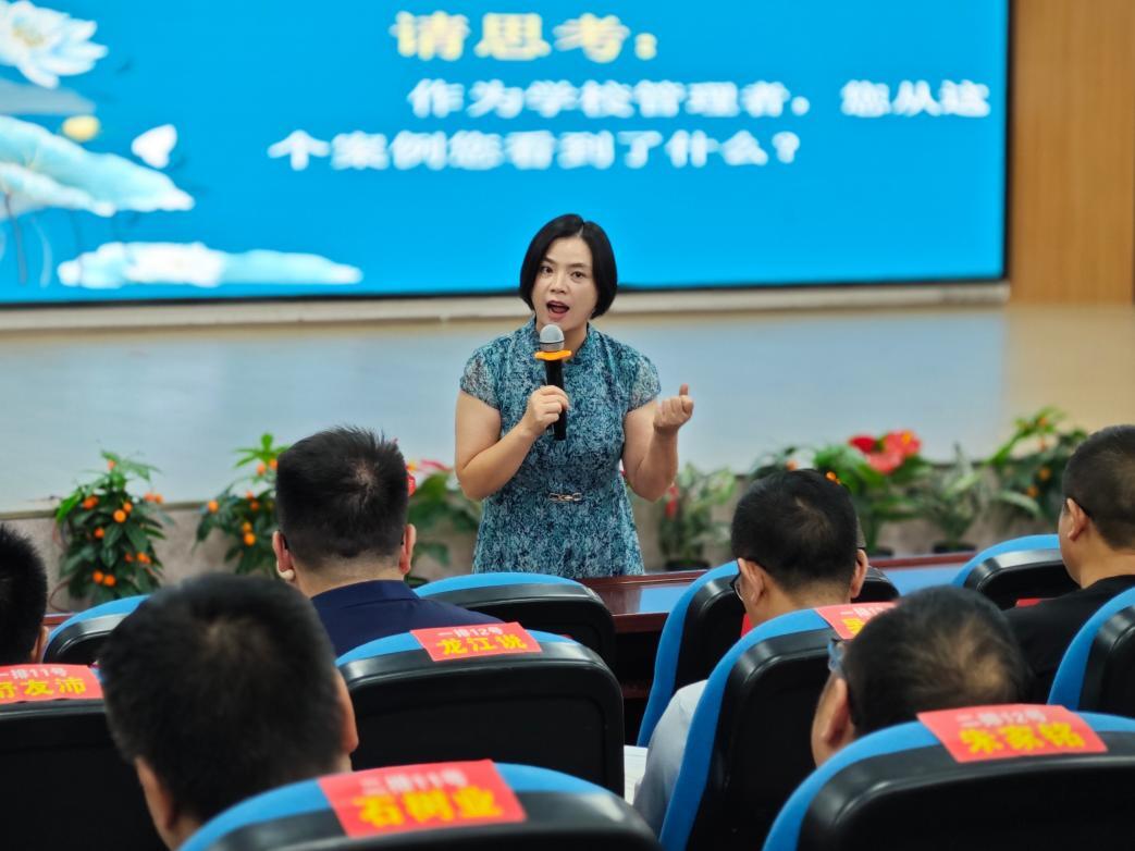 通道侗族自治縣舉辦中小學(xué)校園長課程領(lǐng)導(dǎo)力提升培訓(xùn)