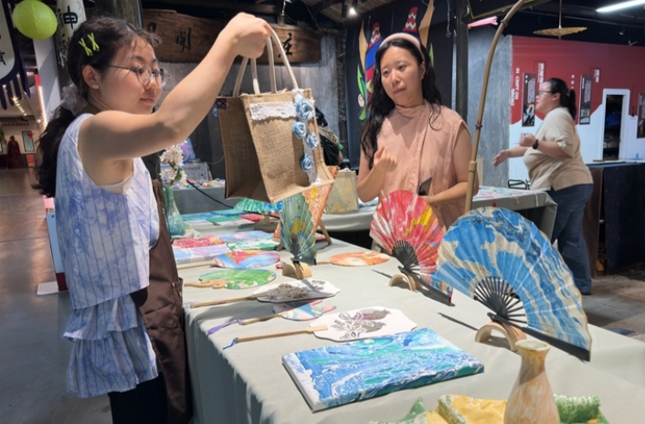 People Visit Intangible Cultural Heritage Hall During Summer Vacation