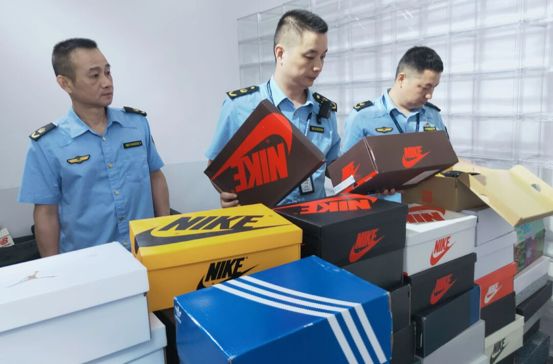 “耐克”變“耐客”？寧鄉(xiāng)查獲一批假名牌服裝鞋子