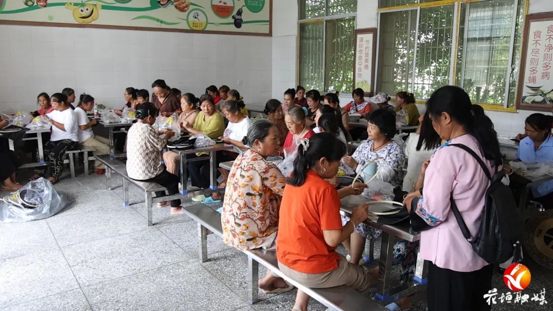 花垣县猫儿乡铅厂村：家门口学艺增收