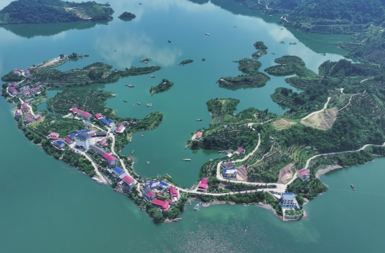 大湖新记丨告别水上养鱼，雪峰湖20万群众靠什么把日子过得比柑橘甜？