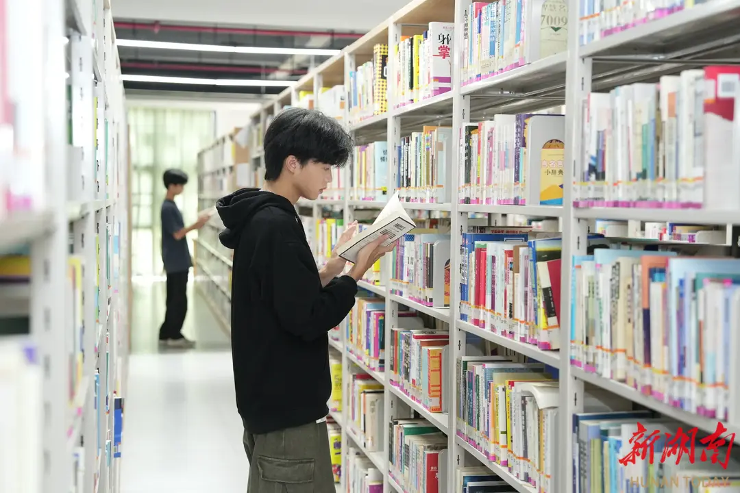 《放學(xué)后》中學(xué)生9-10月刊主題征稿丨電子時代，你還會去圖書館嗎？