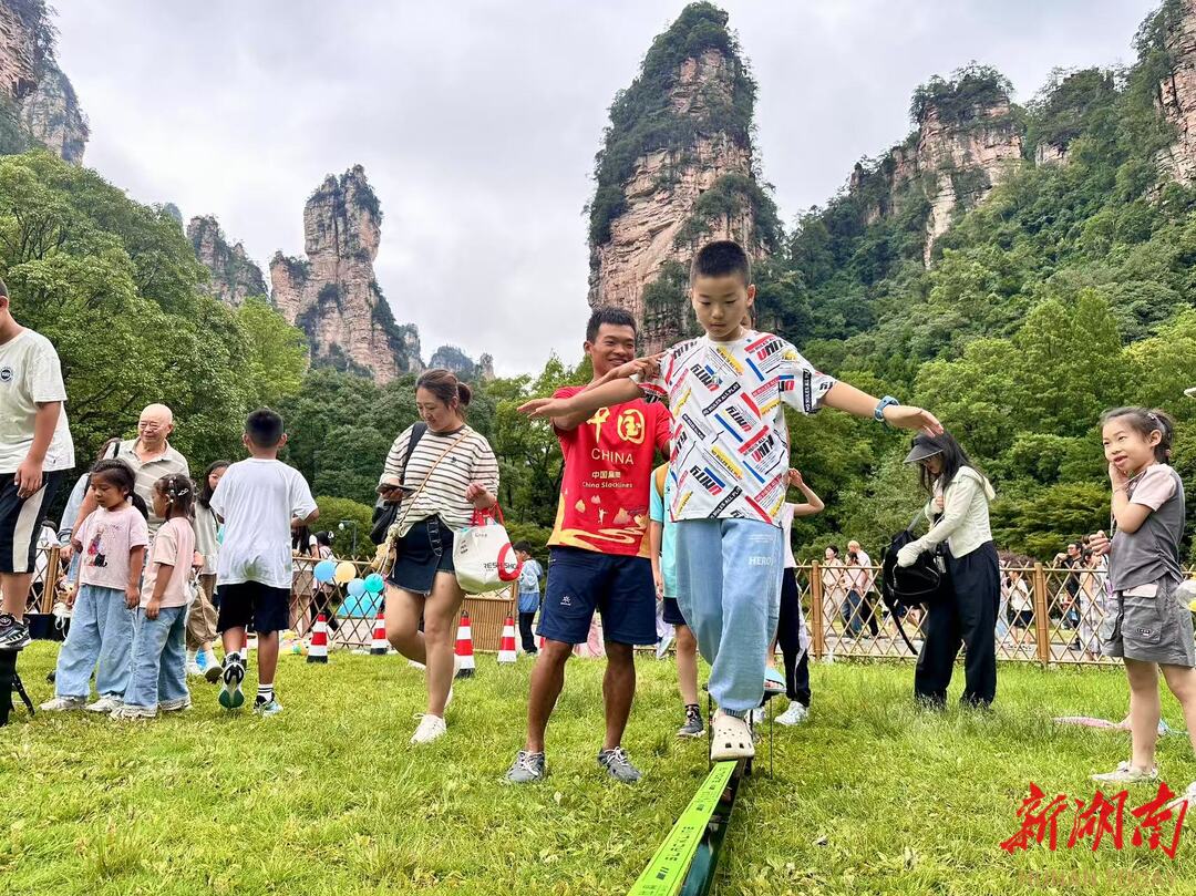     張家界國家森林公園： 兒童體驗扁帶行走 感受極限運動樂趣