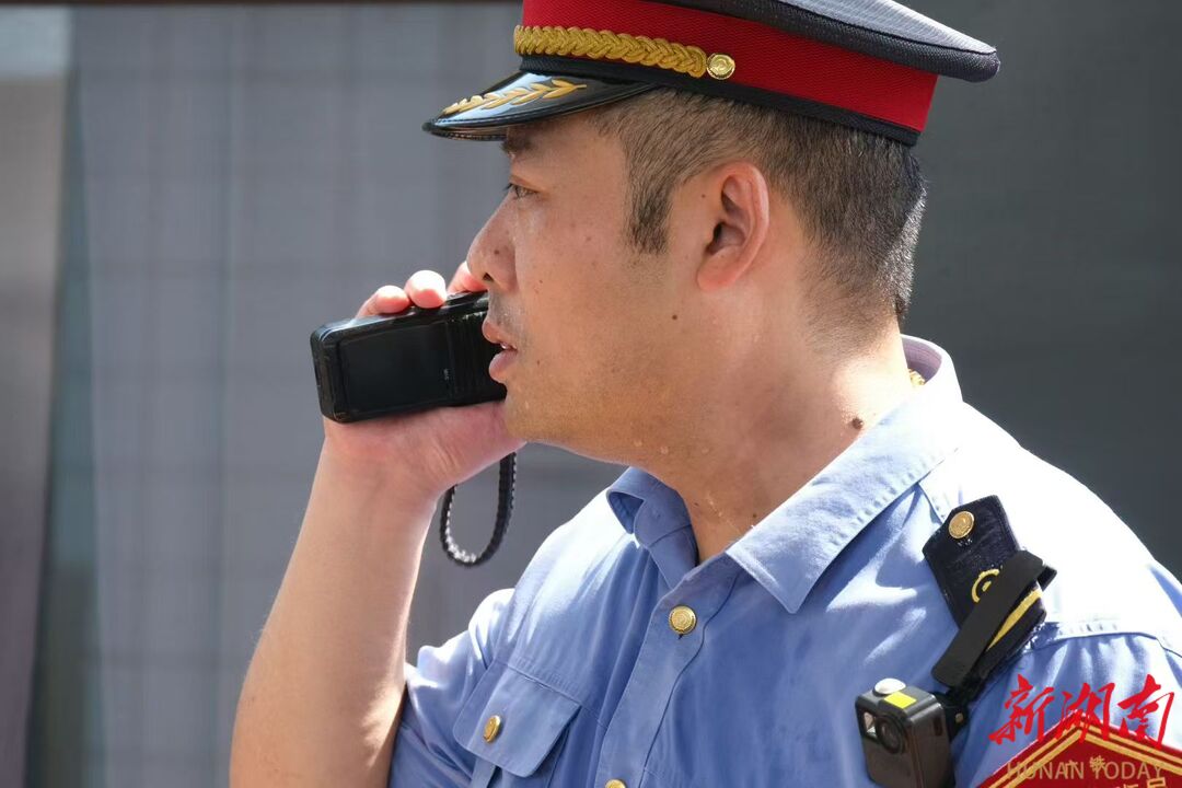 高温下的坚守丨站台“守路人”方浩：汗水里的坚守与温度