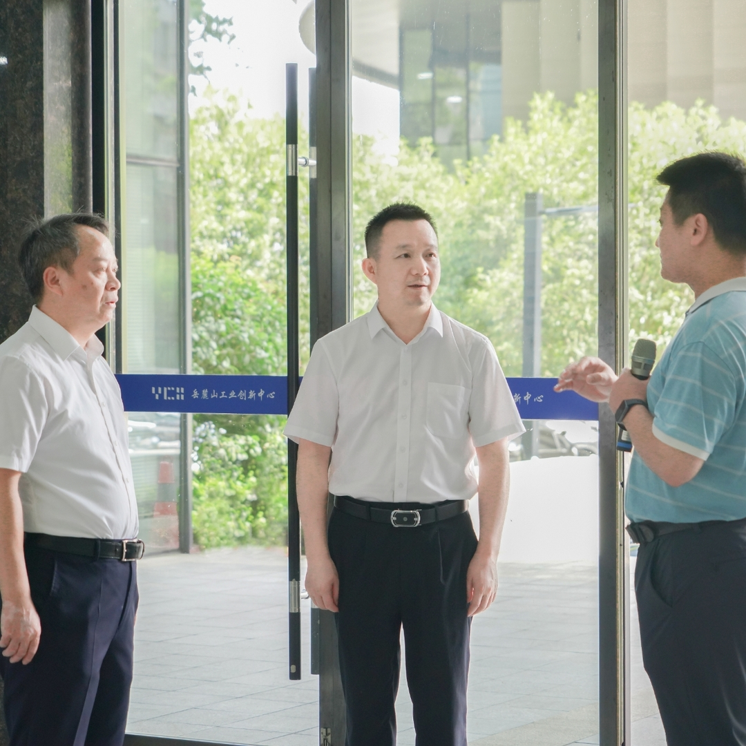 何朝暉調研新型研發(fā)機構建設大學生創(chuàng)新創(chuàng)業(yè)孵化器工作