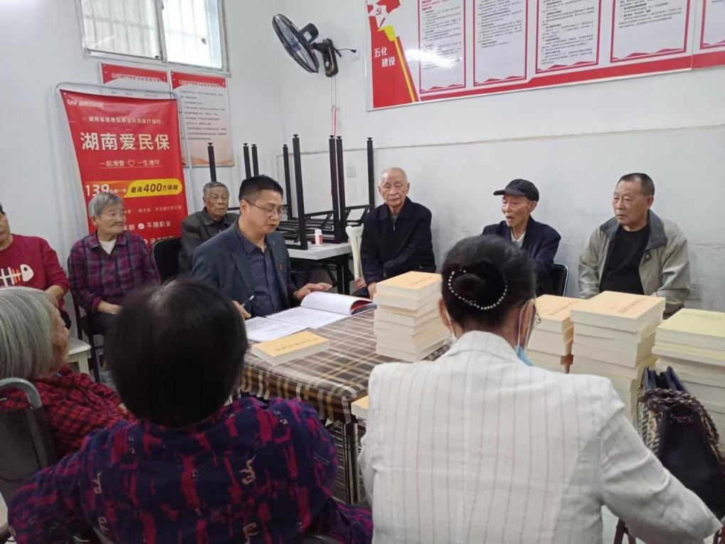 黨旗聚力·幸福青園?丨小巷“跑腿”書記用腳印量出黨群情