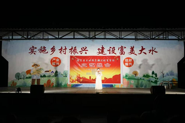 桂东沙田：送戏下乡进安置点 政策宣讲暖民心