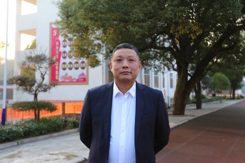 向偉雄：扎根鄉(xiāng)土，做點亮心靈的思政引路人