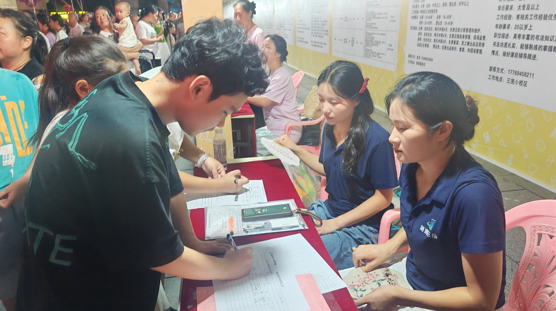 新晃举办返乡高校毕业生专场招聘会，183家企业提供360个岗位