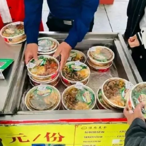 雙語(yǔ)湖南|湖南15元盒飯火出圈！網(wǎng)友稱好吃到當(dāng)特產(chǎn)帶回家