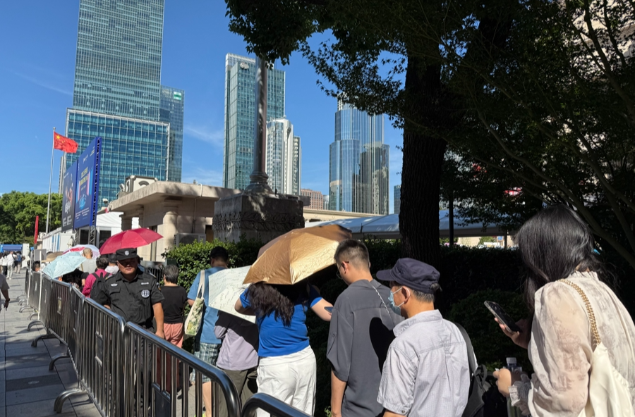 上海書展開幕首日，鼎沸人氣背后的感動與信心