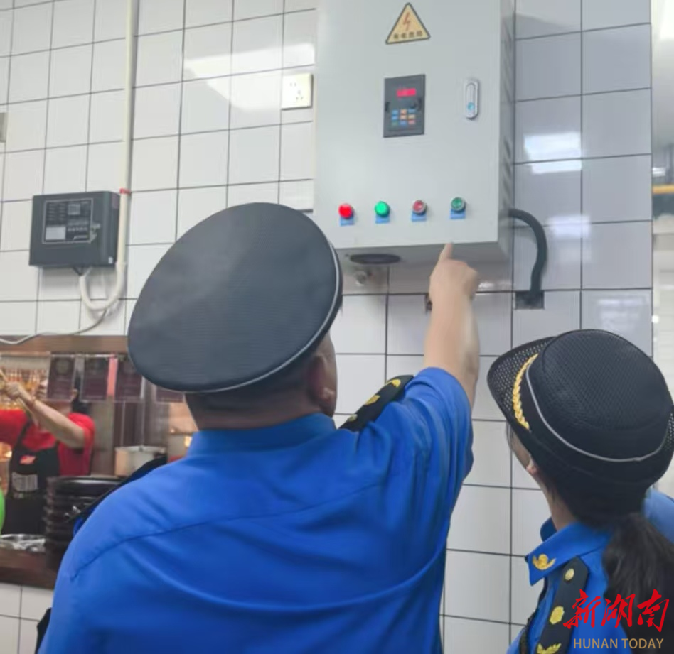 娄底城管严控餐饮油烟与露天焚烧污染